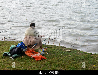 Belo Horizonte - 26 DIC 2017: Afro-Brasiliano donna pesce sul Lago Pampulha, nonostante l'inquinamento, a Belo Horizonte, Minas Gerais, Brasile Foto Stock