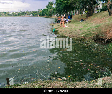 Belo Horizonte - 26 DIC 2017: Afro-Brasiliano donne pesci sul Lago Pampulha, nonostante l'inquinamento, a Belo Horizonte, Minas Gerais, Brasile Foto Stock