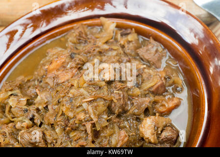 Bigos polacco tradizionale cavolo e spezzatino di carne su piastra Foto Stock