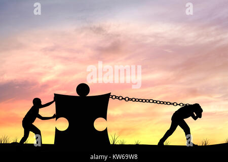 Silhouette di uomini aiutando spingere e tirare il puzzle, concetto come il lavoro di squadra e team Foto Stock