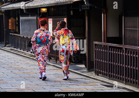 Giappone, isola di Honshu, la regione di Kansai, Kyoto, Gion, Geisha area ex, giovani donne in kimono Foto Stock