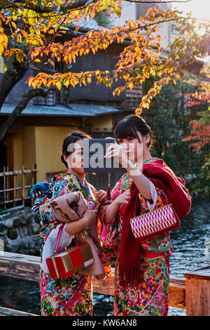 Giappone, isola di Honshu, la regione di Kansai, Kyoto, Gion, Geisha area ex, giovani donne in kimono Foto Stock