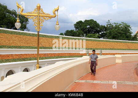 L'uomo cammina circa stupa Chedi Phra Pathom in Thailandia Foto Stock