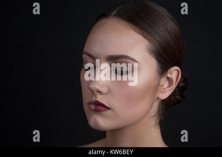 Donna con il make-up su un lato del volto e senza il make-up sul secondo lato della faccia. Concetto di bellezza. Foto Stock