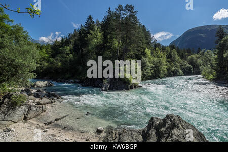 Il fiume Soca in Slovenia in una giornata di sole Foto Stock