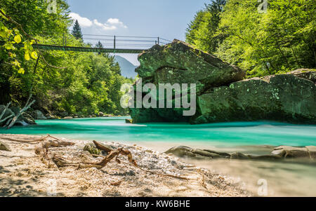 Il fiume Soca in Slovenia in una giornata di sole Foto Stock