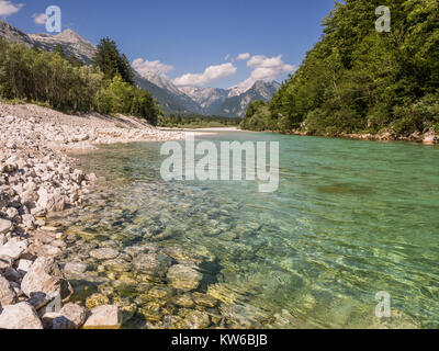 Il fiume Soca in Slovenia in una giornata di sole Foto Stock