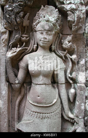 Stone apsara sul muro del tempio Bayon, Angkor, Cambogia Foto Stock