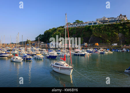 Barche ormeggiate nel porto di Saundersfoot Pembrokeshire Wales Foto Stock