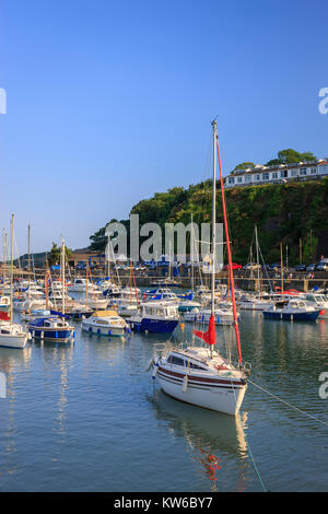 Barche ormeggiate nel porto di Saundersfoot Pembrokeshire Wales Foto Stock