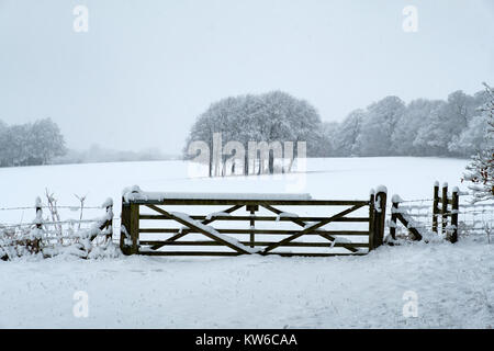 Snowy rurale scena della valle di scacchi in Chilterns Foto Stock