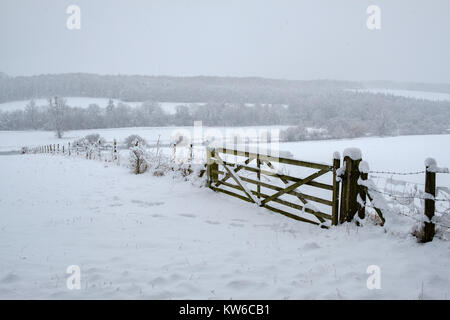 Snowy rurale scena della valle di scacchi in Chilterns Foto Stock