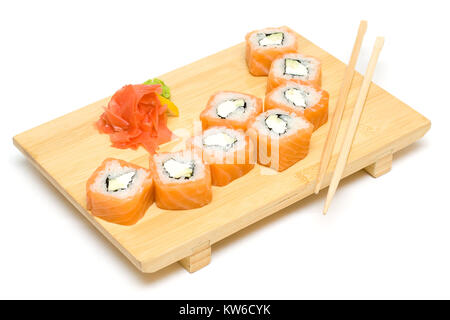 Rotolo di Sushi con salmone isolato su bianco Foto Stock