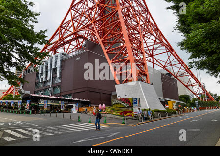 Tokyo - Giappone, 18 Giugno 2017: turisti di passaggio dal piede comune di Torre di Tokyo in Shiba-koen distretto di Minato Foto Stock