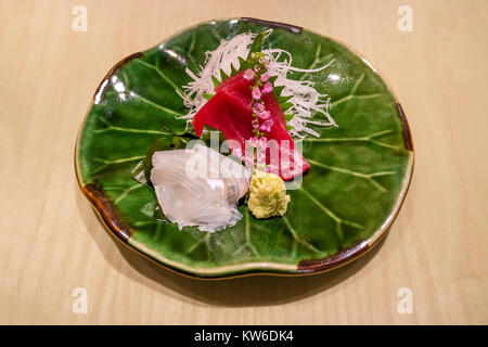 Tokyo - Giappone, 18 giugno 2017; tradizionale delicato sushi servita piatto decorato con wasabi e fiori Foto Stock