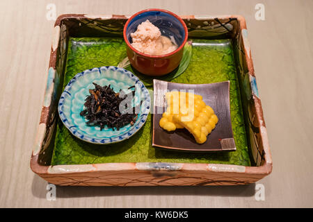 Tokyo - Giappone, 18 giugno 2017; tradizionale delicato piatto servito con il mais, alghe e uova di pesce Foto Stock