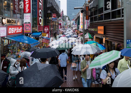 Tokyo - Giappone, 18 Giugno 2017: Shopping sotto la pioggia con ombrelloni in Jingumae street, Harajuku, Shibuya Foto Stock