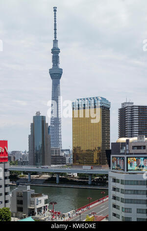 Tokyo - Giappone, 19 Giugno 2017: Skyline con theTokyo Sky Tree e la birra Asahi torre presso la riva orientale del fiume Sumida in Sumida, Tokyo Foto Stock