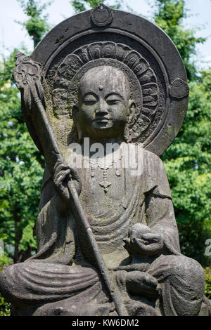 Tokyo - Giappone, 19 giugno 2017; pietra statua del Buddha presso il Tempio di Senso-ji motivi in Asakusa Foto Stock