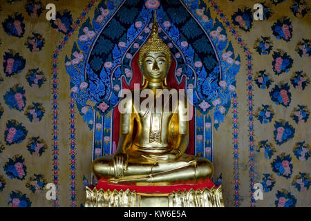 Bangkok, Tailandia - 29 ottobre 2017 Golden statua del Buddha al Wat Arun tempio. Vista frontale Foto Stock