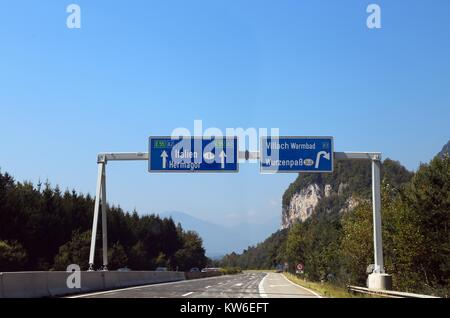 Cartello stradale in Austria vicino alla città di Villach e il confine italiano Foto Stock