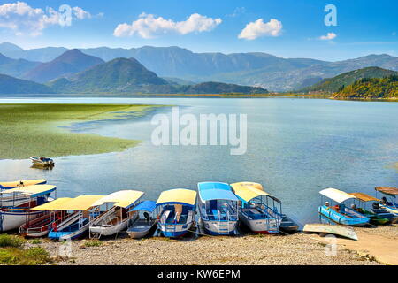 Barca per gite in attesa per i turisti, Lago di Skadar, Montenegro Foto Stock