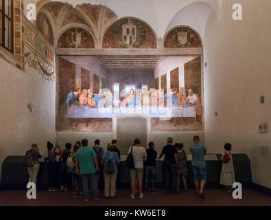 I visitatori di fronte all'Ultima Cena (Cenacolo Vinciano) da Leonardo da Vinci (1452-1519) c.1494-98, un affresco nel refettorio del convento di Santa Maria delle Grazie, Milano, Italia Foto Stock