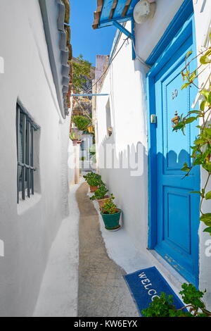 Norrow Street nel quartiere Anafiotika sotto l'Acropoli di Atene, Grecia Foto Stock