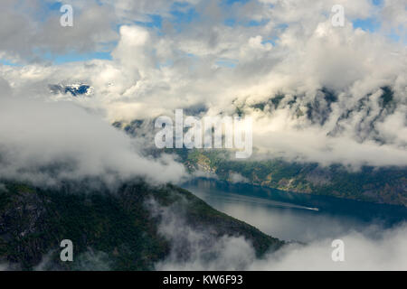 Punto di vista Stagastein con vedute panoramiche del famoso fiordo Aurlandsfjorden Foto Stock