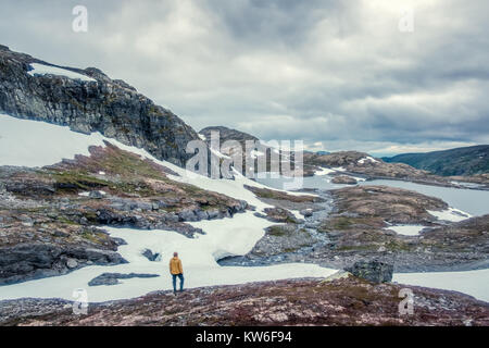 Tipico paesaggio norvegese con montagne innevate Foto Stock