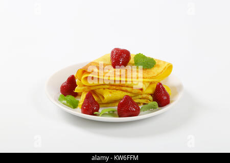 Piastra di frittelle con le conserve di fragole Foto Stock