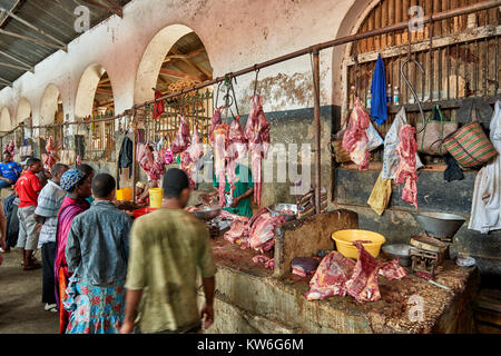 Dipartimento di carne di cibo locale mercato di Stone Town,UNESCO World Heritage Site, Zanzibar, Tanzania Africa Foto Stock