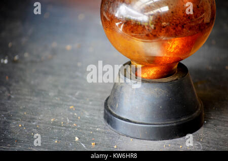 Pipa di vetro o bong per marijuana fumare su uno sfondo di tessuto blu Foto  stock - Alamy