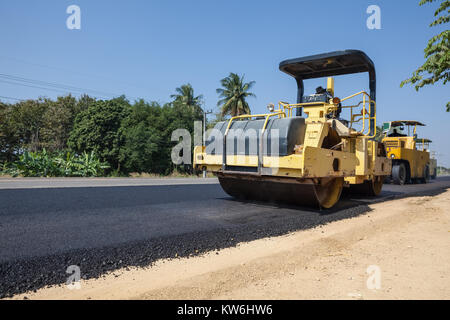 Su asfalto asfalto rider vi un rullo di asfalto per tenere tutto ben premuto Foto Stock