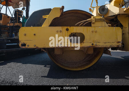 Su asfalto asfalto rider vi un rullo di asfalto per tenere tutto ben premuto Foto Stock