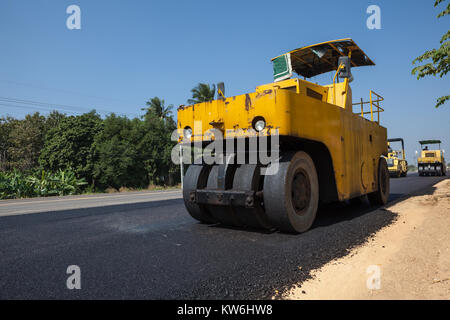 Su asfalto asfalto rider vi un rullo di asfalto per tenere tutto ben premuto Foto Stock