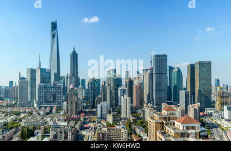 Lo skyline di Shanghai - Una vista panoramica del moderno skyline di il Quartiere Finanziario di Lujiazui, guardando da est verso ovest in una chiara soleggiata giornata autunnale. Foto Stock