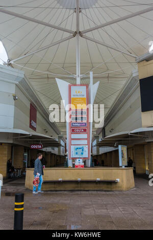 Un segno a ponte Bentely Retail Park a Wolverhampton in UK agisce una directory dei rivenditori nel retail park. Foto Stock