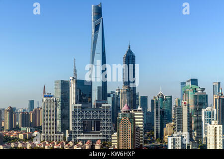 Lo skyline di Shanghai - panoramico vista la mattina della città tre più alti grattacieli e i loro edifici circostanti a, Lujiazui Pudong, Shanghai, Cina Foto Stock