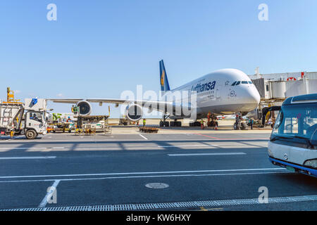 Preparati a volare - all'Aeroporto Internazionale di Shanghai Pudong, i tecnici sono impegnati nella preparazione di una Lufthansa compagnia aerea Airbus A380-800 per un altro volo. Foto Stock