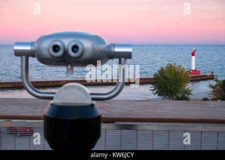 Una torre viewer con il molo, faro e il Lago Ontario al Lago Park in background, Oakville, Ontario, Canada. Foto Stock