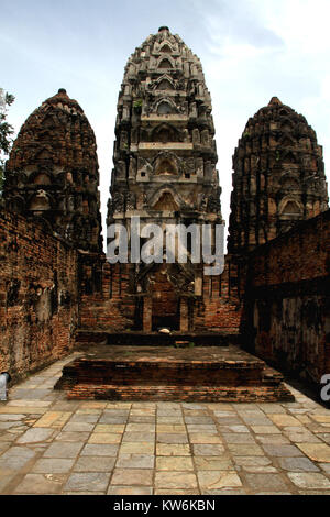 Prangs in wat Si Sawai, Sukhotai, Thailandia Foto Stock