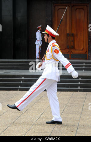 Slodiers in bianco uniforme vicino Mausoleo di Ho Chi Minh ad Hanoi, Vietnam Foto Stock