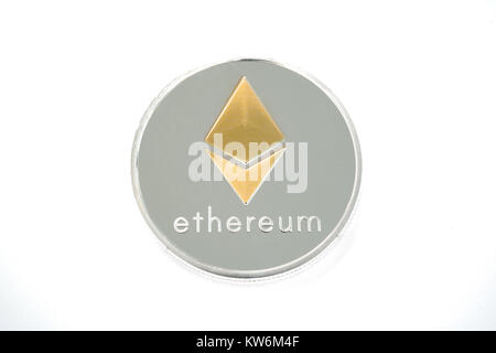 Singola moneta reale di cryptocurrency Silver e golden Ethereum isolati su sfondo bianco Foto Stock