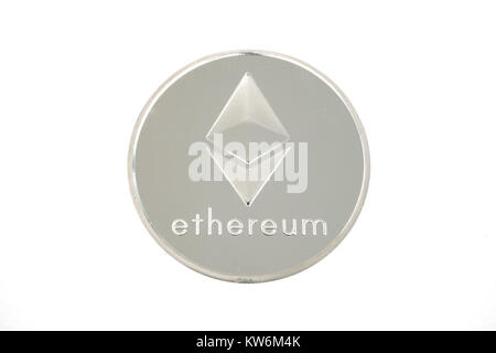 Singola moneta reale di argento cryptocurrency Ethereum isolati su sfondo bianco Foto Stock
