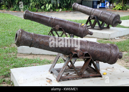 Vecchi cannoni di bronzo nel parco Dusit, Bangkok, Thailandia Foto Stock