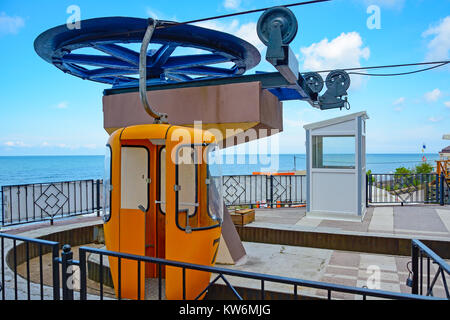 Funivia dalla stazione alla spiaggia del resort di Svetlogorsk, la regione di Kaliningrad Foto Stock