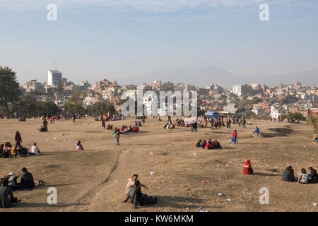 Popolo nepalese relax nel parco di Pashupatinath, Kathmandu Foto Stock