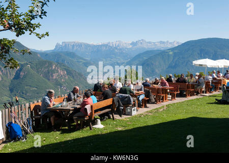 Italien, Trentino-Südtirol, Eppan an der Weinstrasse, Gasthaus Lipp mit Blick in Die Dolomiten Foto Stock