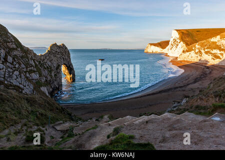 Un inverno di sole sorgere a Durdle porta. Foto Stock